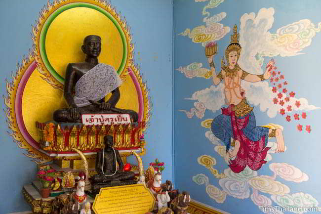 Statue of Phu Ku Yen and painting of deity at Khon Kaen's Pu Ku Yen shrine