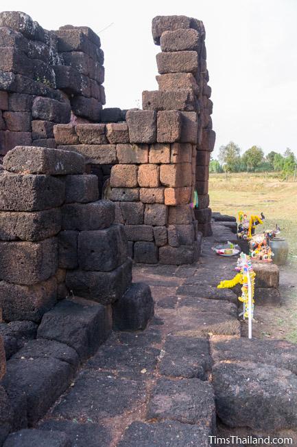 offerings in front of Ku Ban Daeng Khmer ruin