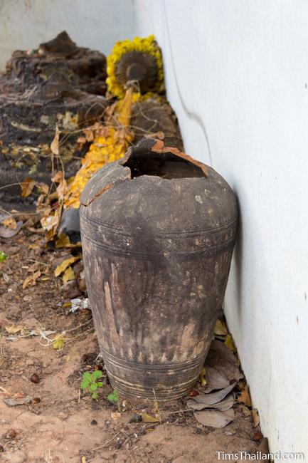 Khmer-era pot at Ku Sampan Ka Khmer ruin