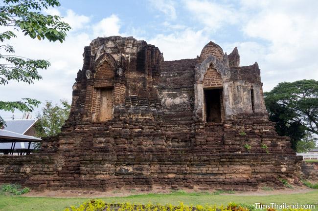 prang wat chulamani khmer ruin