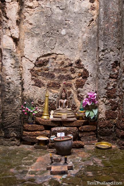 shrine inside prang wat chulamani khmer ruin