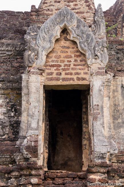 door of prang wat chulamani khmer ruin