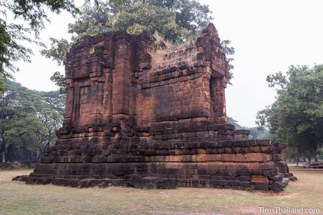 San Ta Pha Daeng Khmer ruin