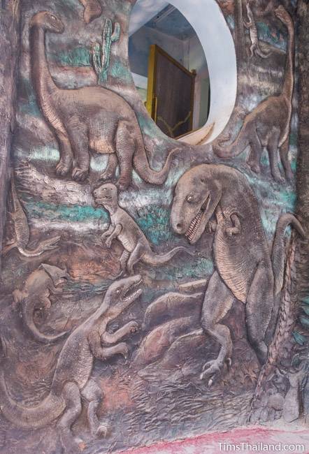 picture of dinosaurs on Wat Pho Nontan meditation hall