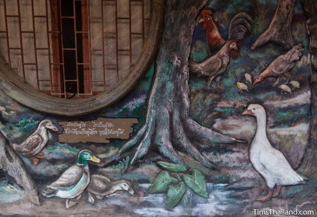 picture of ducks and chickens on Wat Pho Nontan meditation hall