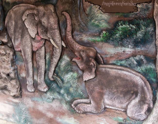 picture of elephants on Wat Pho Nontan meditation hall