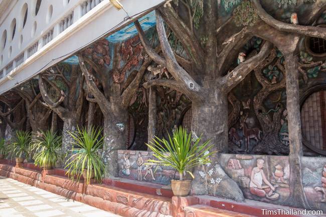 picture of tree-shaped pillars on Wat Pho Nontan meditation hall