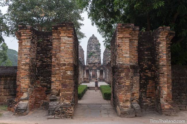 entrance to Wat Si Sawai Khmer ruin