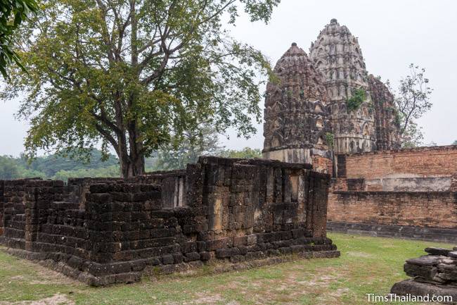 unknown building next to towers of Wat Si Sawai Khmer ruin