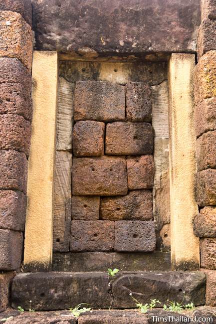 false false door at Prang Ku Ban Nong Faek Khmer ruin