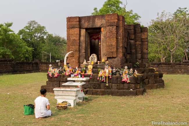 woman praying in front of main sanctuary of Prang Ku Ban Nong Faek Khmer ruin