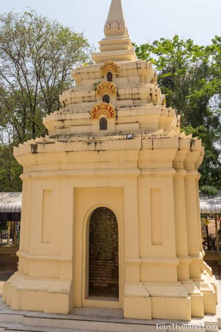 stupa at Wat Boon