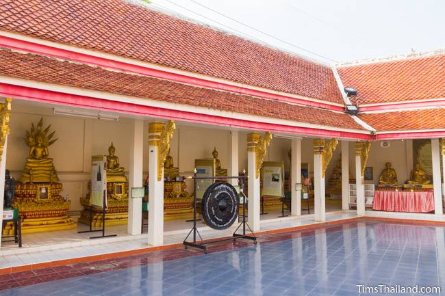 cloister around the stupa at Wat That