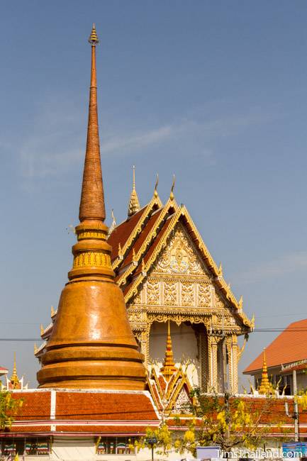 ubosot and stupa at Wat That