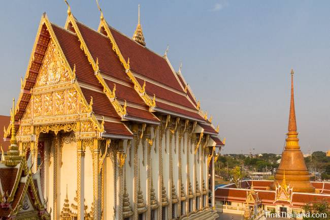 ubosot and stupa at Wat That