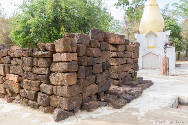 Ku Ban Nong Ranya Khmer ruin and modern stupa in background