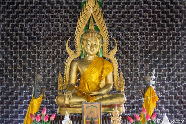 Wat Khuat bottle temple's main Buddha image