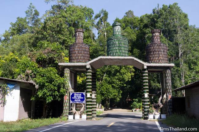 Wat Khuat bottle temple's main gate