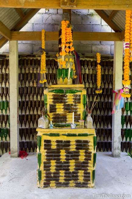 small shrine at Wat Khuat bottle temple