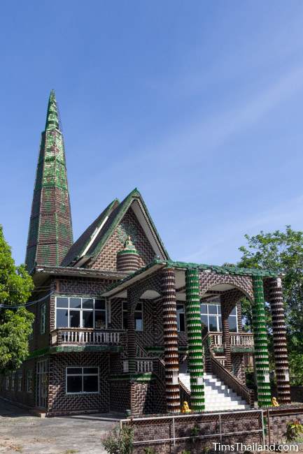 Wat Khuat bottle temple's wihan and stupa