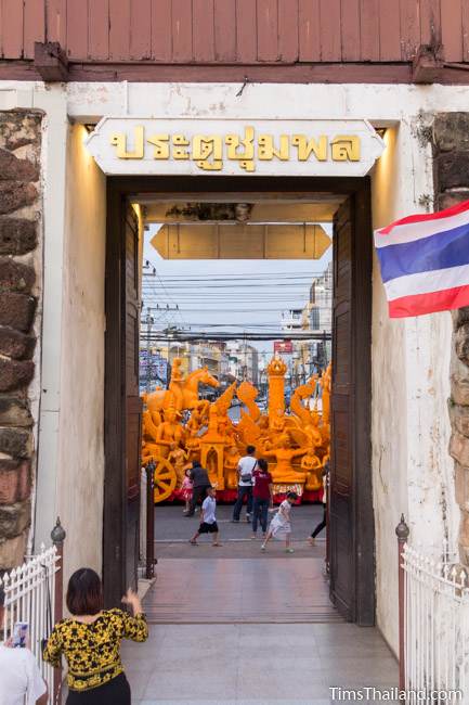 Khao Phansa candle parade float passing behind Chumphon Gate