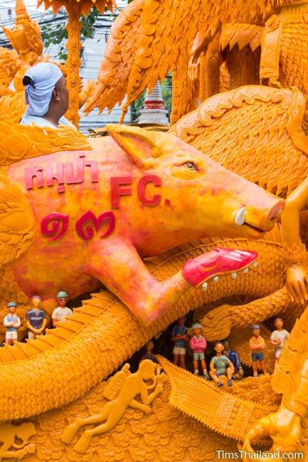 scene of the Tham Luang cave rescue on a Khao Phansa candle parade float