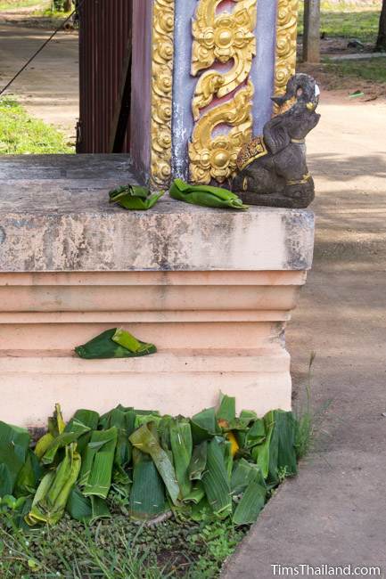 food packets laying along the temple boundary wall during Boon Khao Pradap Din