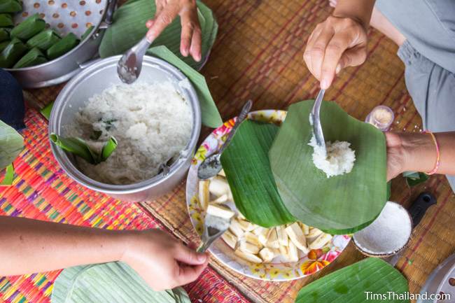 making khao tom pat snack during Boon Khao Pradap Din