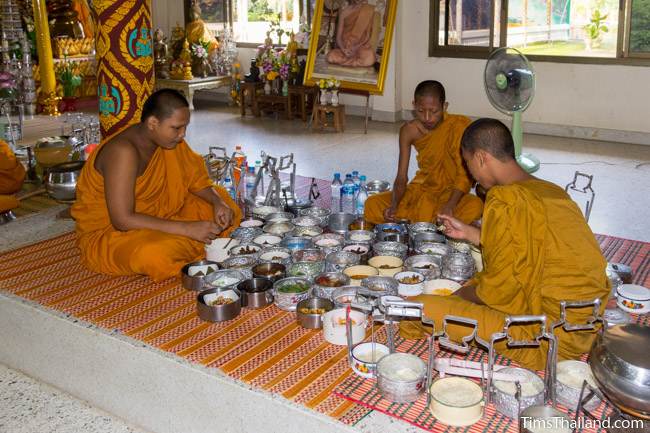 monks eating during Boon Khao Pradap Din