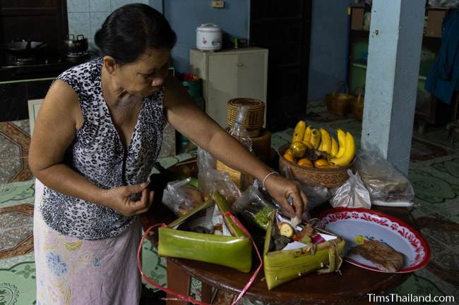 putting food in kratong before Boon Berk Bahn