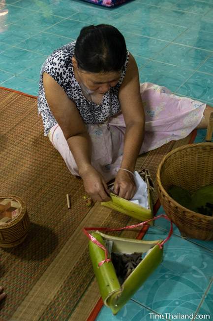 making kratong before Boon Berk Bahn