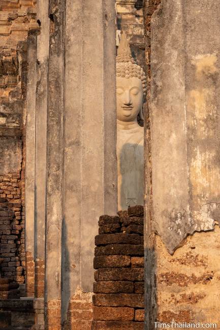 Buddha seen through pillars of front wihan