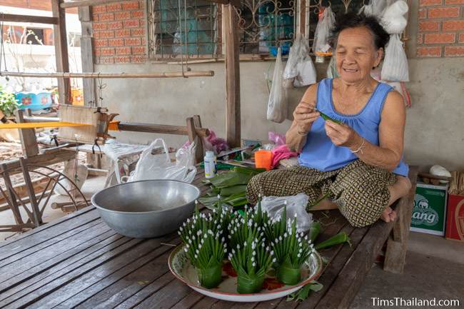 woman making bai sii