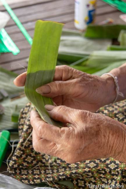 woman making bai sii