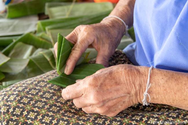 woman making bai sii