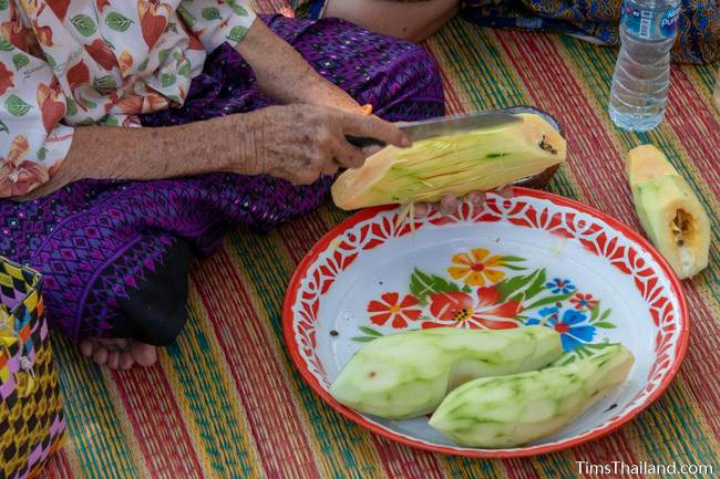 woman cutting papaya