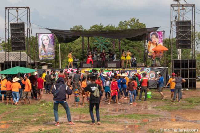 dancers on stage at a mo lam sing concert