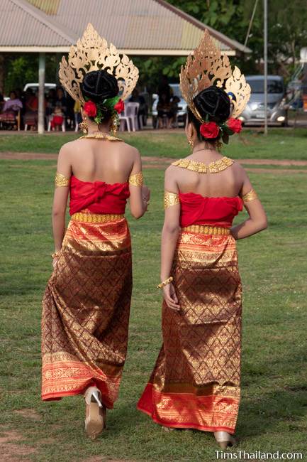 two women in traditional Thai dress