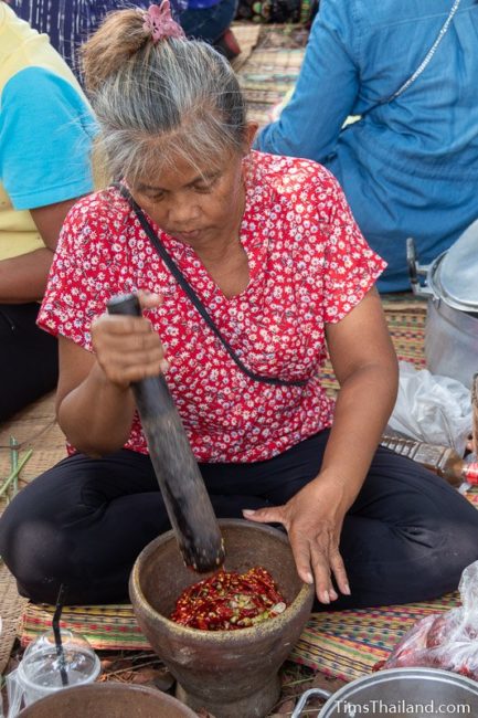 woman making som tam