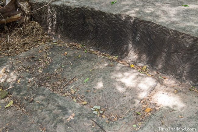 closeup of cutting marks on long sandstone cutting edge in bedrock