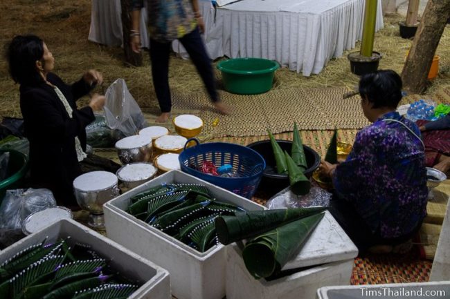 women assembling bai sii