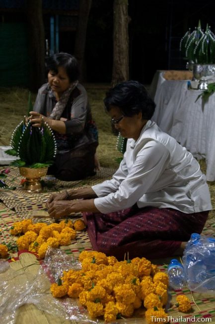 women assembling bai sii