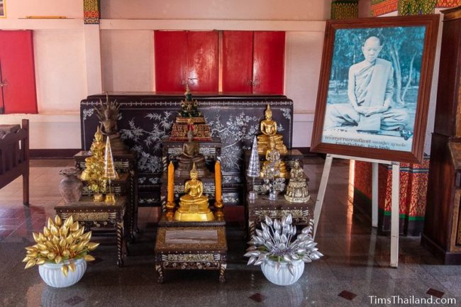 coffin and Buddha statues