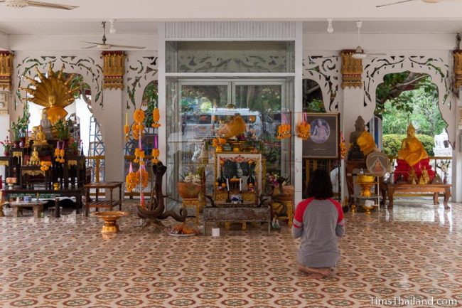 woman praying in wihan