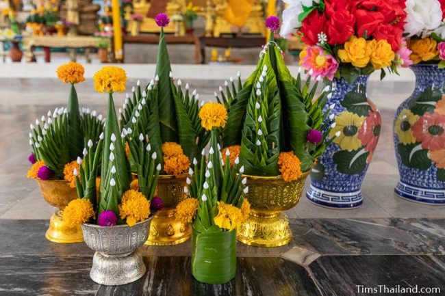 bai sii and flowers