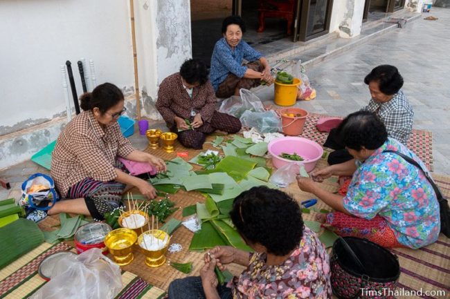 women making bai sii