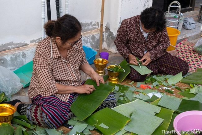 women making bai sii