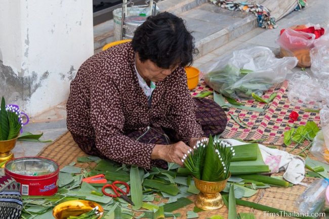 woman making bai sii