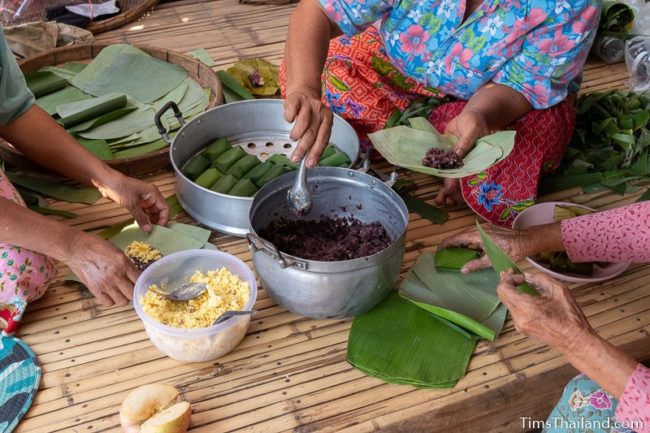 women making khao tom mat