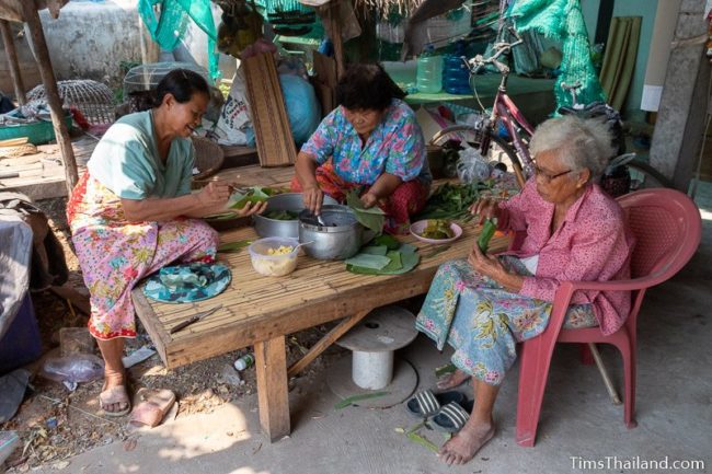 women making khao tom mat